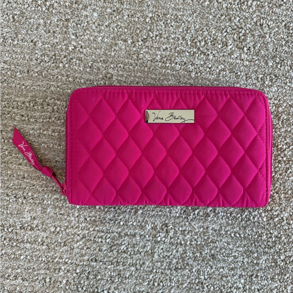 Cute Vera Bradley Wallet in New Condition.Has Many Card Slots w/ Zippered pocket
